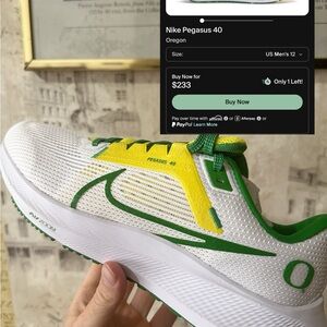 Nike Pegasus 40 White and Green Athletic Shoes